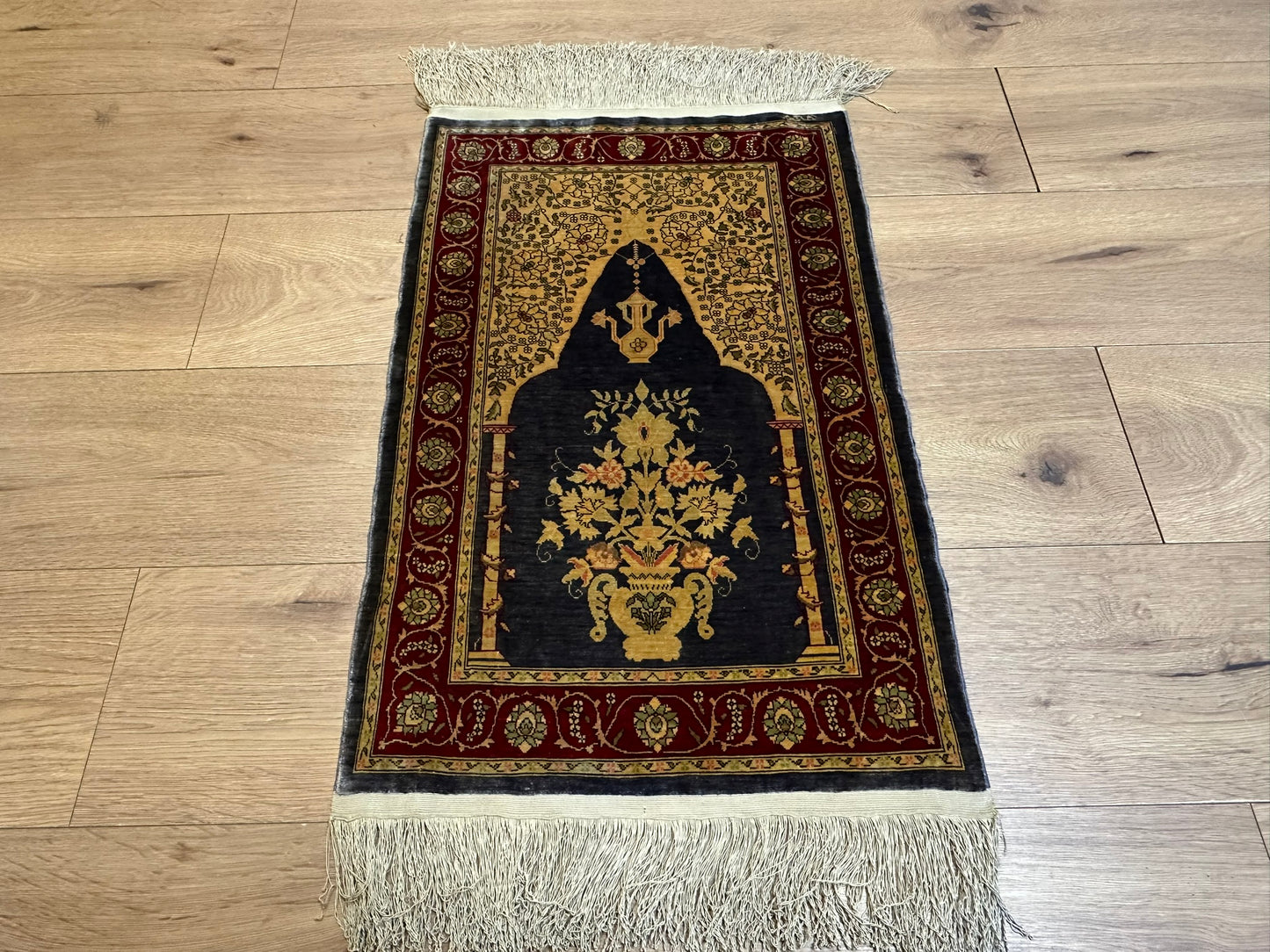 Orientteppich handgeknüpft Hereke Seide 74x45 cm