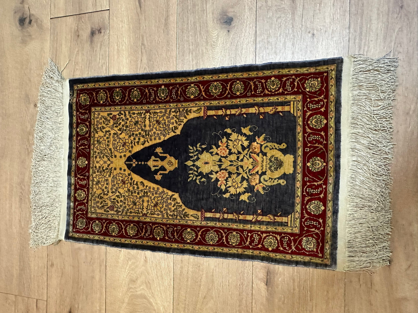 Orientteppich handgeknüpft Hereke Seide 74x45 cm