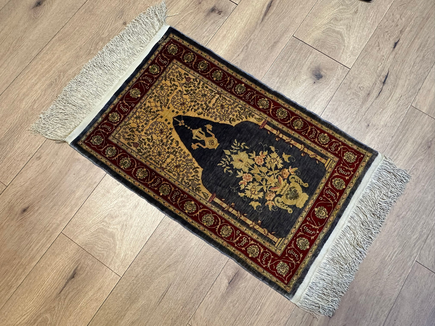 Orientteppich handgeknüpft Hereke Seide 74x45 cm