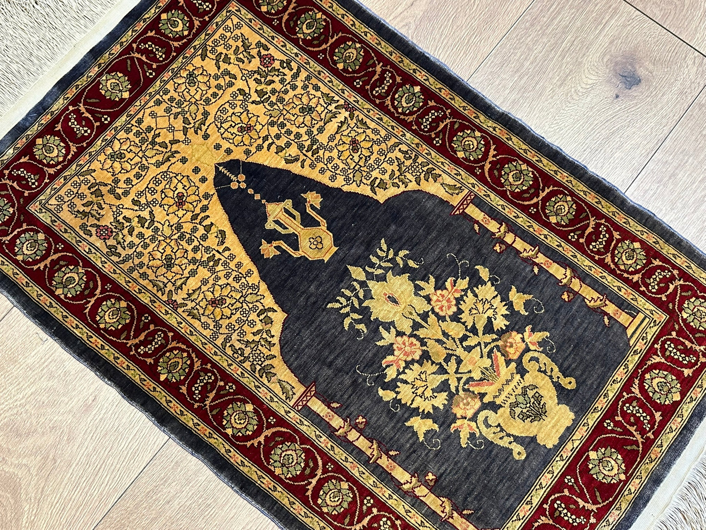 Orientteppich handgeknüpft Hereke Seide 74x45 cm