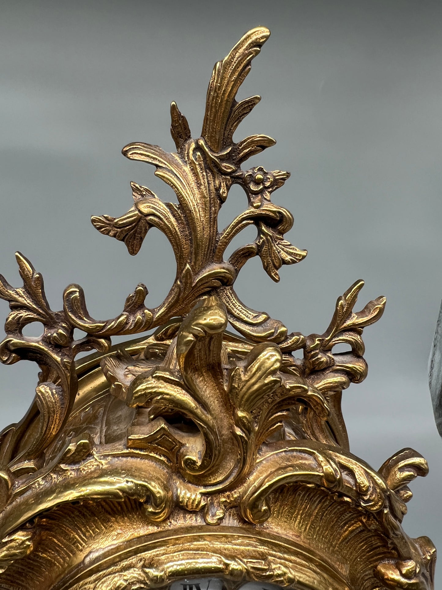 Antike Neorokoko Bronzeuhr 'Urgos' - Meisterhafte Kamin Uhr