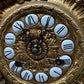 Antike Neorokoko Bronzeuhr 'Urgos' - Meisterhafte Kamin Uhr
