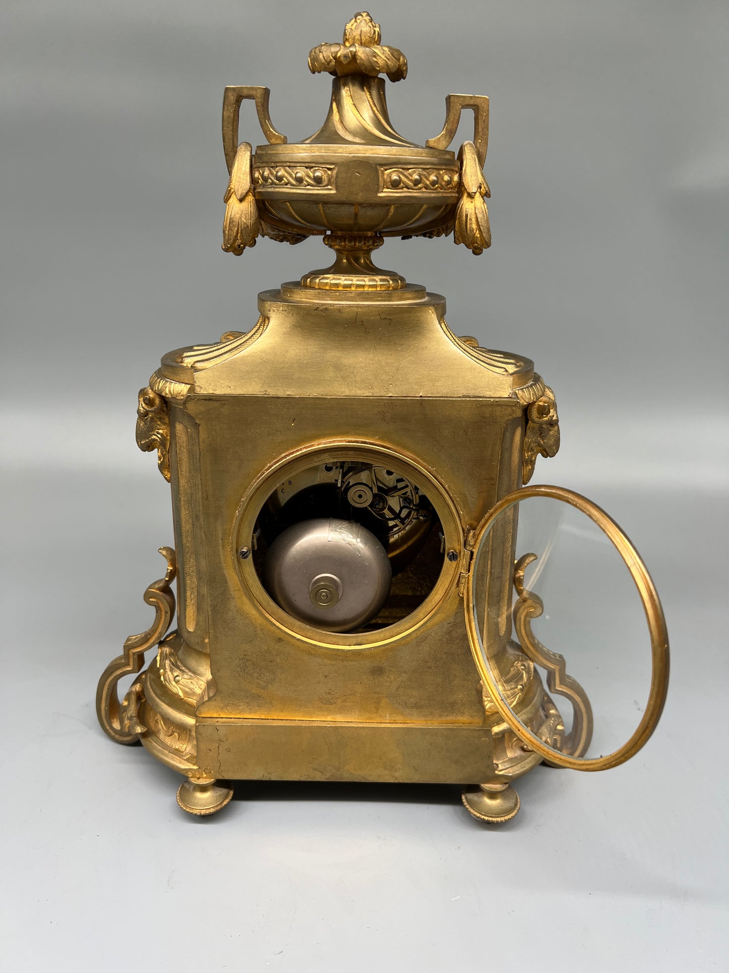 Antike Französische Pendule in Form einer Stutzuhr