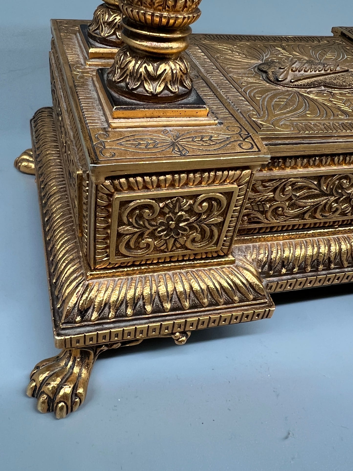 Antike Tischuhr aus Metall von Johmid - Deutsche Eleganz im zeitlosen Design