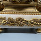 Antike Kaminuhr aus weißem Marmor mit prächtigen vergoldeten Bronzeapplikationen