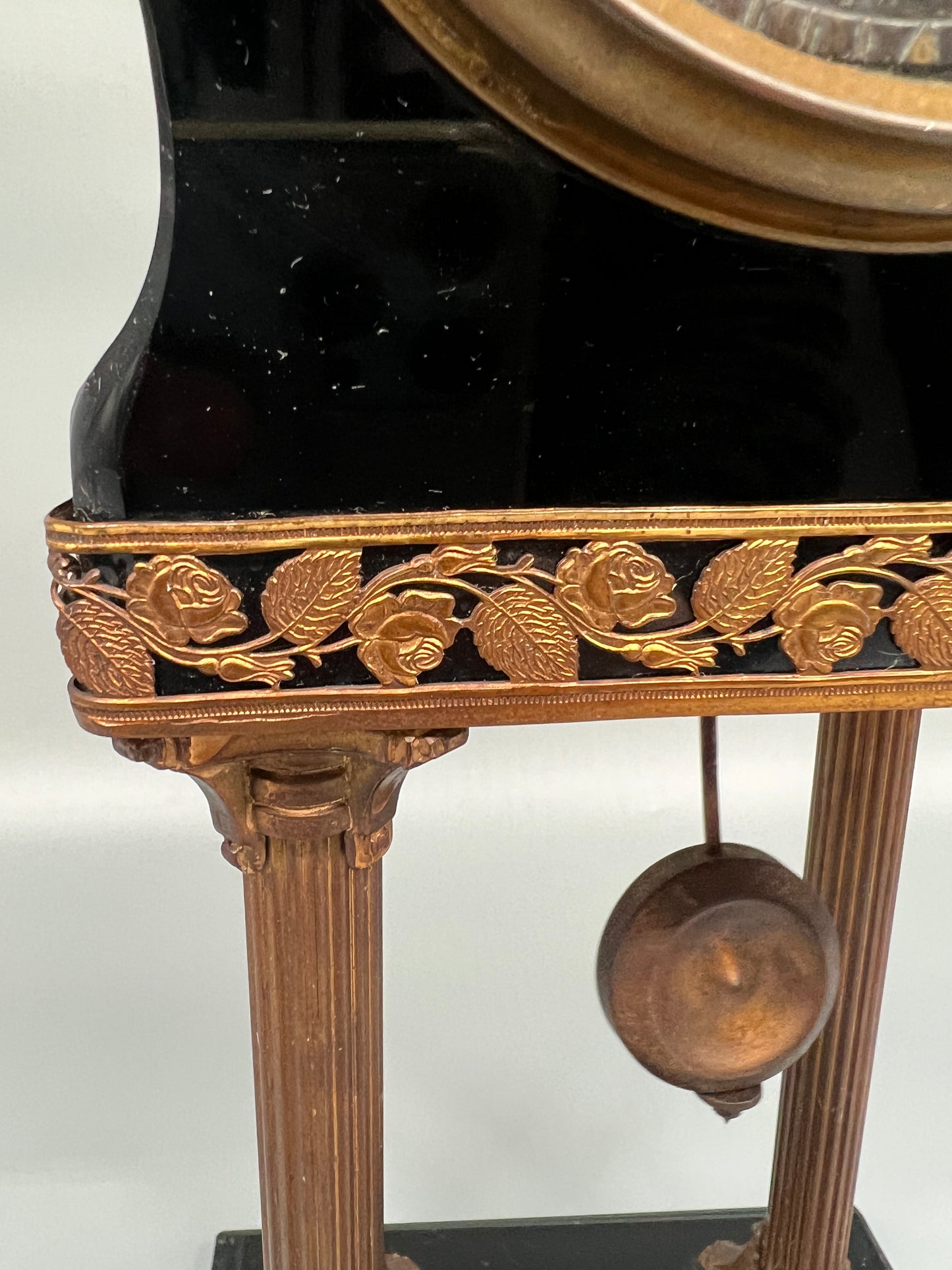 Antike Tischuhr Kaminuhr mit Säulen - Stilvolle Eleganz vergangener Epochen