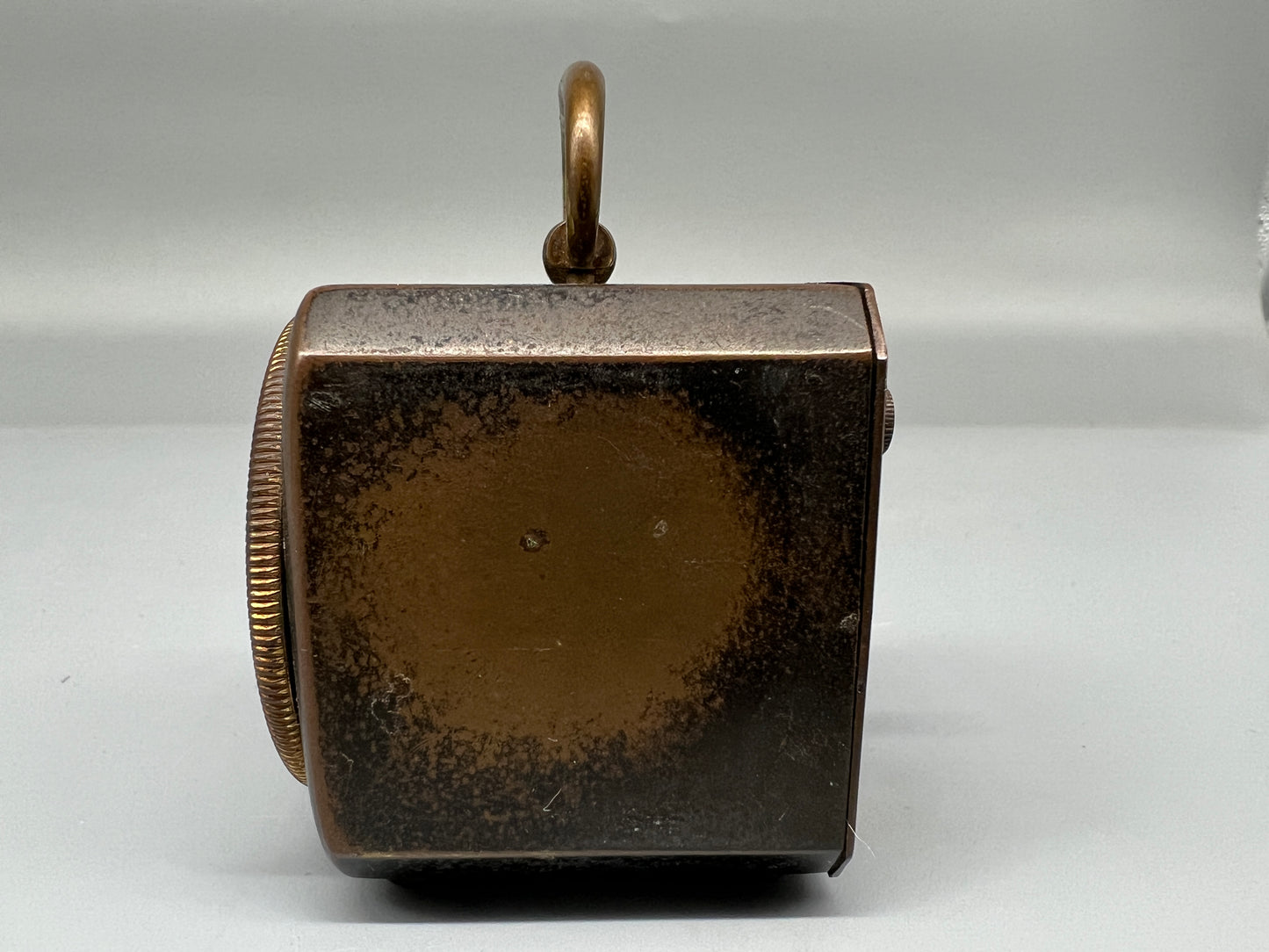 Antiker Würfelförmiger Miniatur Reisewecker von ca. 1920