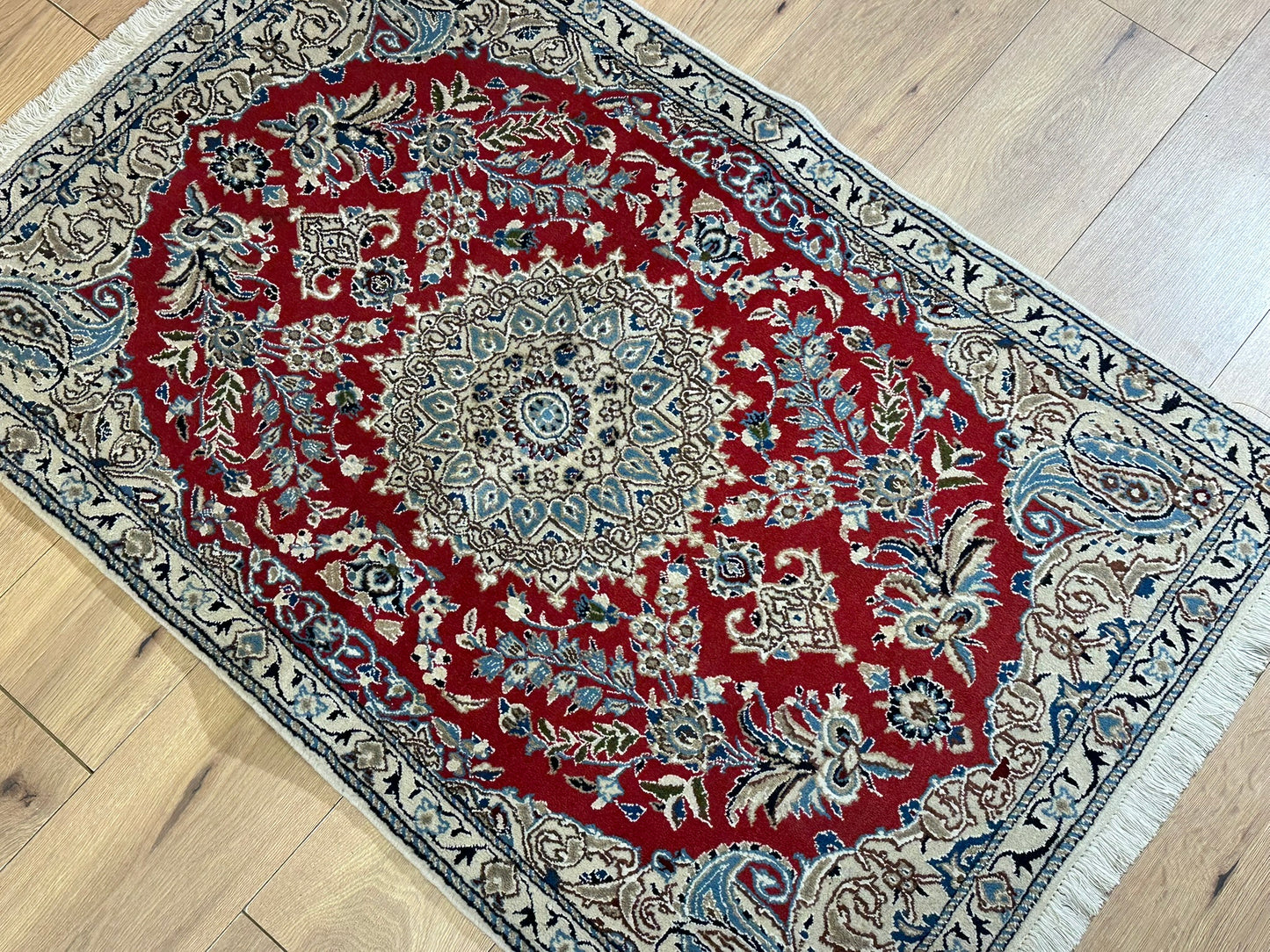 Orientteppich handgeknüpft Nain 127x84 cm Korkwolle Seide
