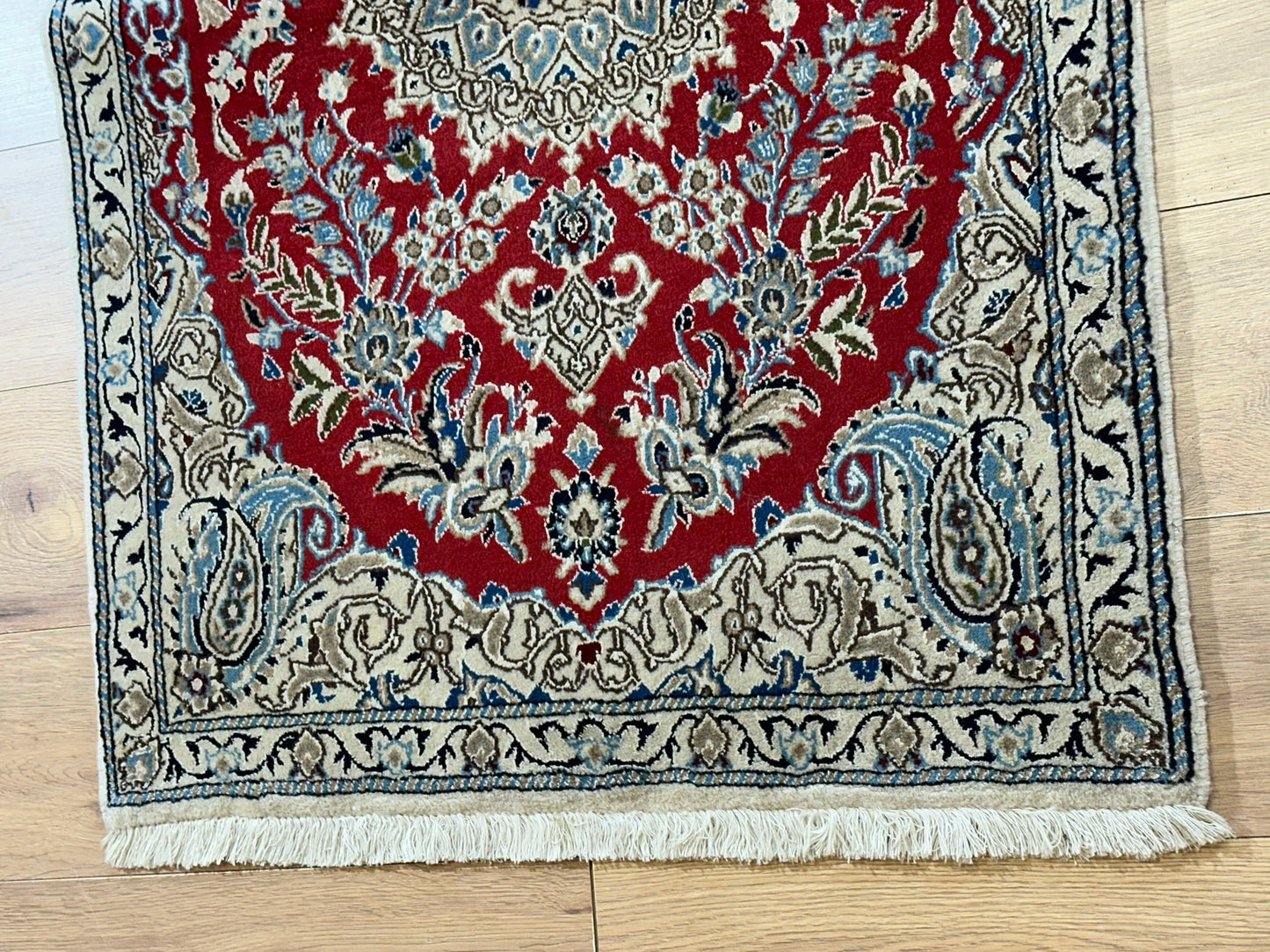 Orientteppich handgeknüpft Nain 127x84 cm Korkwolle Seide