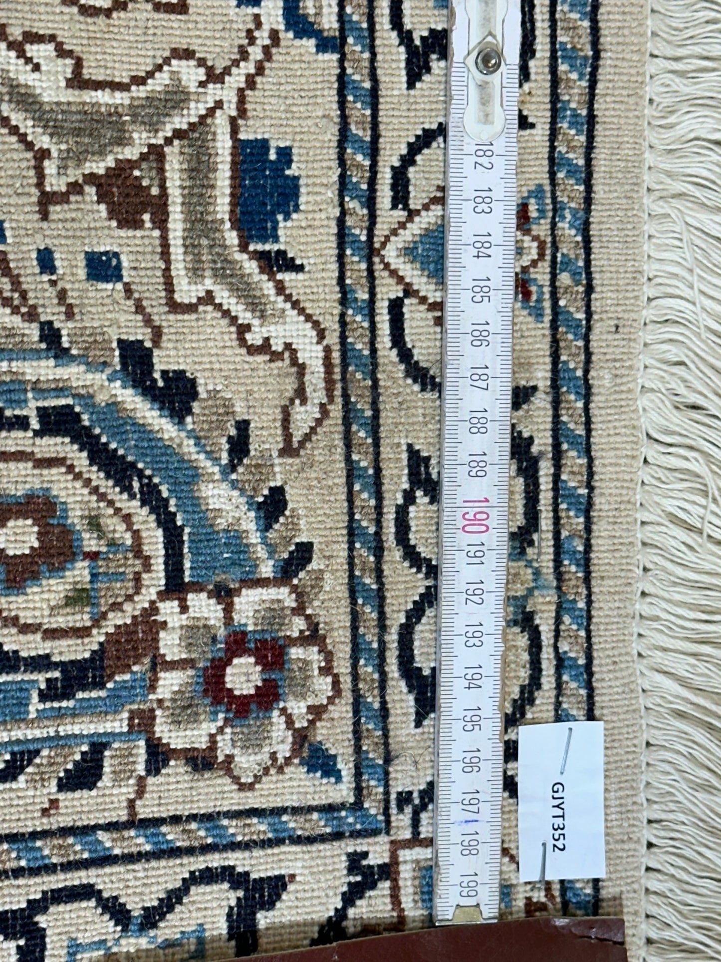 Orientteppich handgeknüpft Nain 127x84 cm Korkwolle Seide