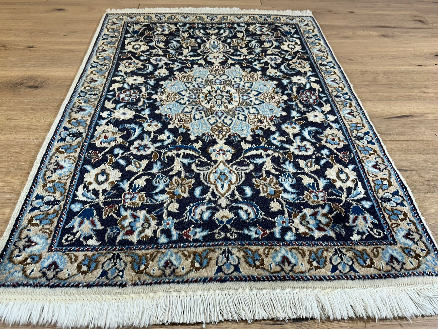 Orientteppich handgeknüpft Nain 167x123 cm Korkwolle Seide