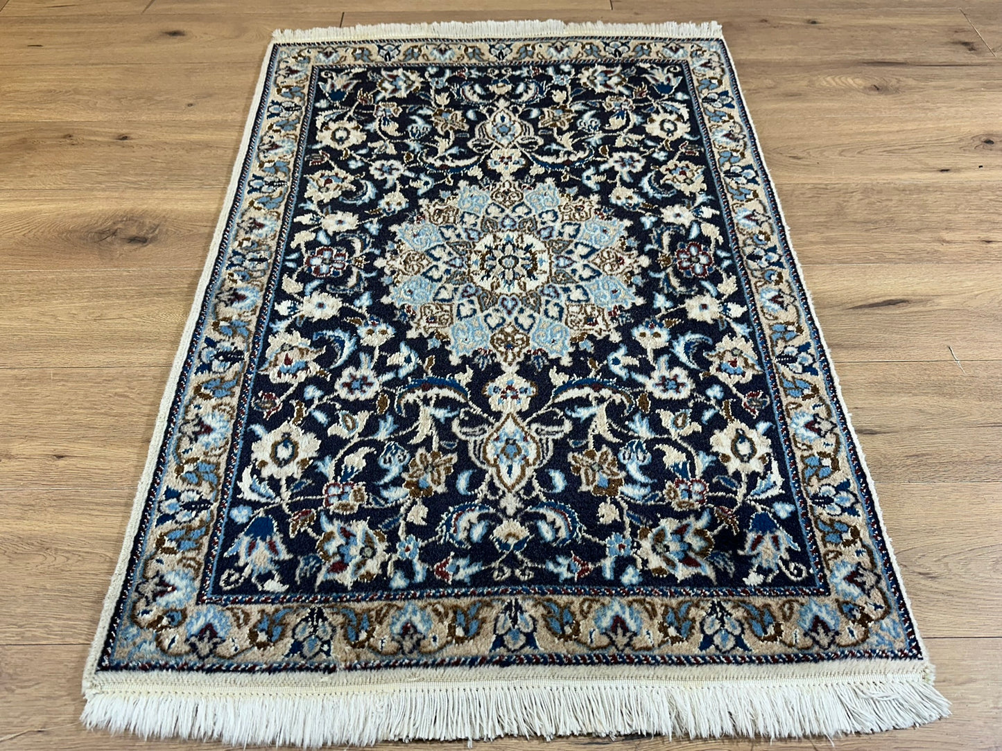 Orientteppich handgeknüpft Nain 167x123 cm Korkwolle Seide
