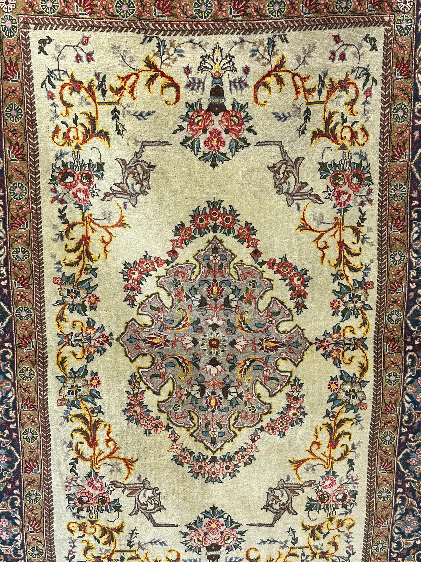 Orientteppich handgeknüpft Ghom 156x107 cm Korkwolle auf Seide