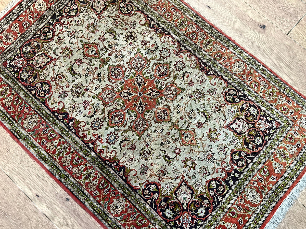 Orientteppich handgeknüpft Ghom Seide 157x105 cm