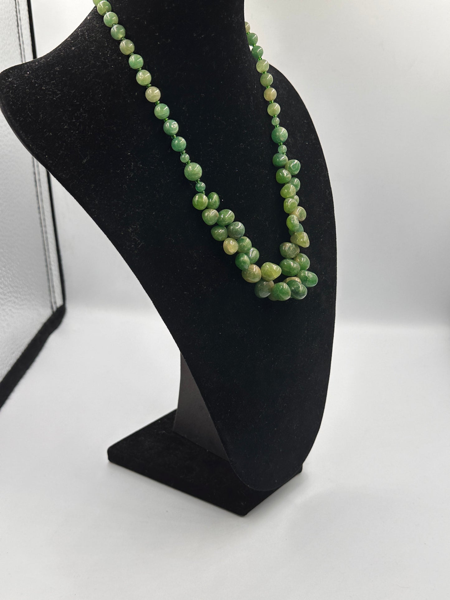 Chinesische Vintage Jade Perlenkette mit goldfarbenem Verschluss