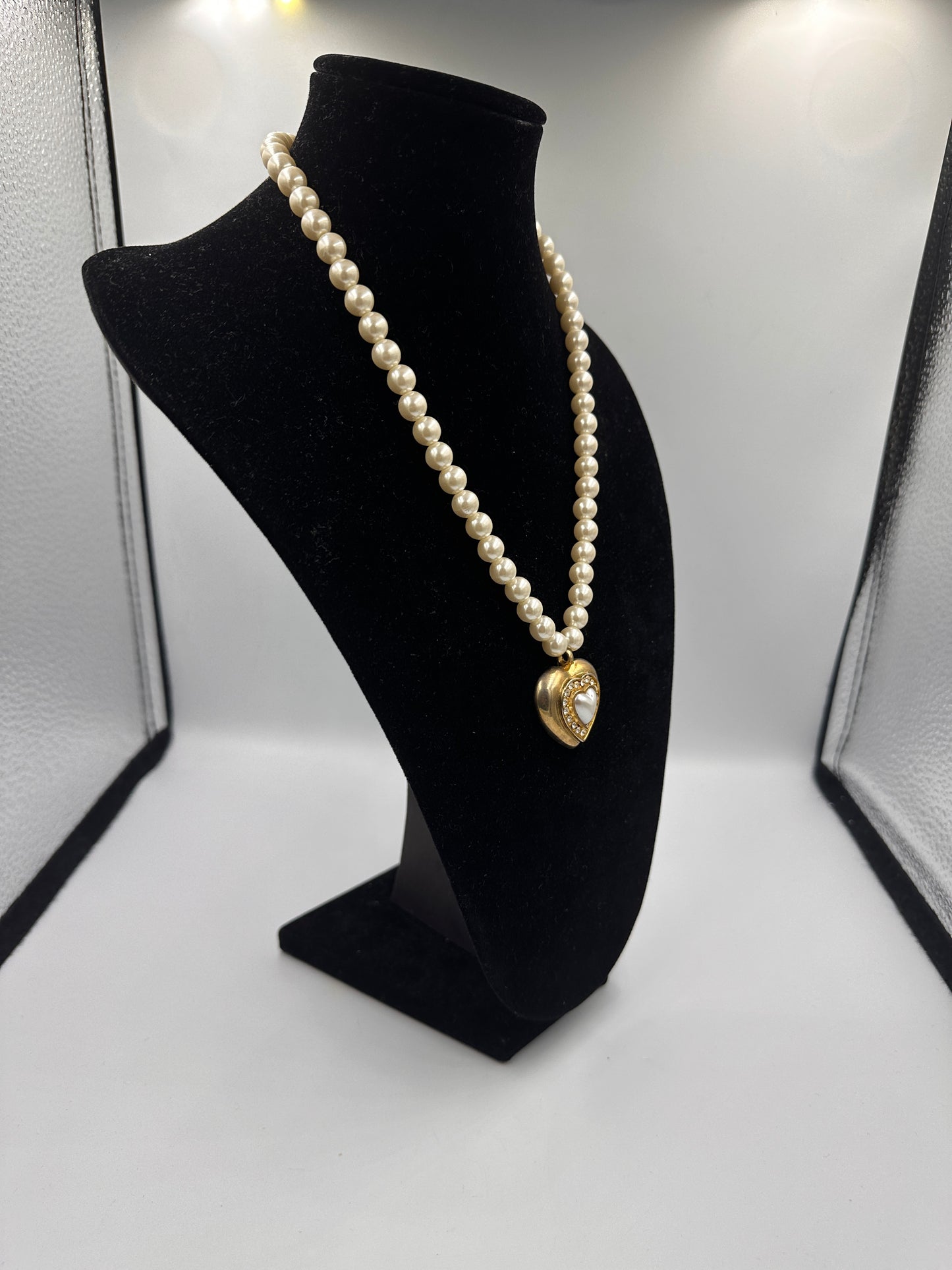Perlenkette in Engelhornfarbe Herzanhänger goldenen Akzenten und Zirkonia