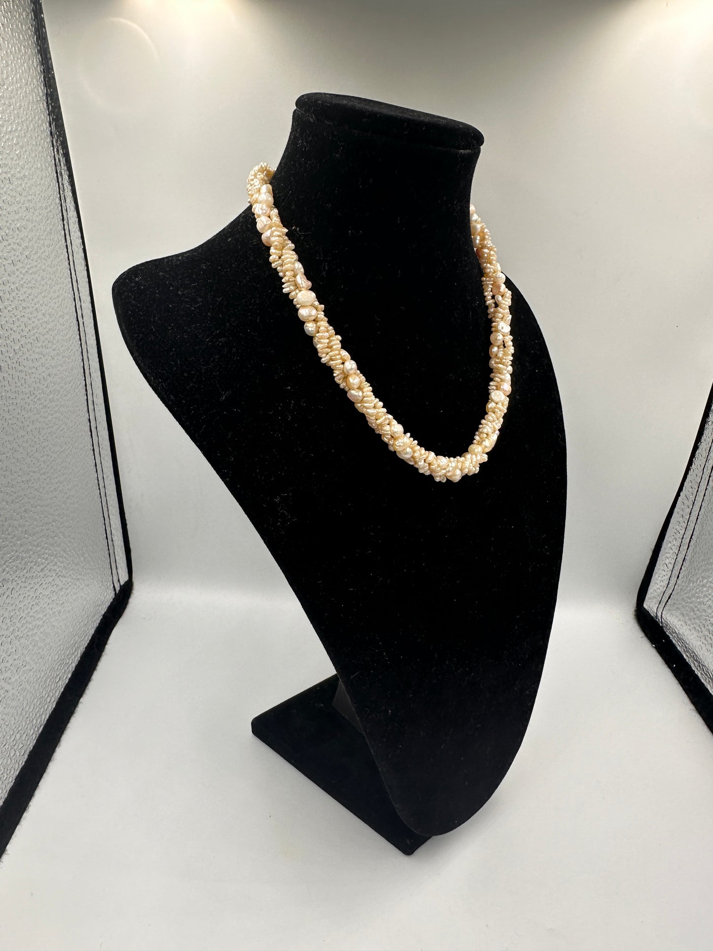Halskette mit weißen Biwa-Perlen mit silbernem Verschluss