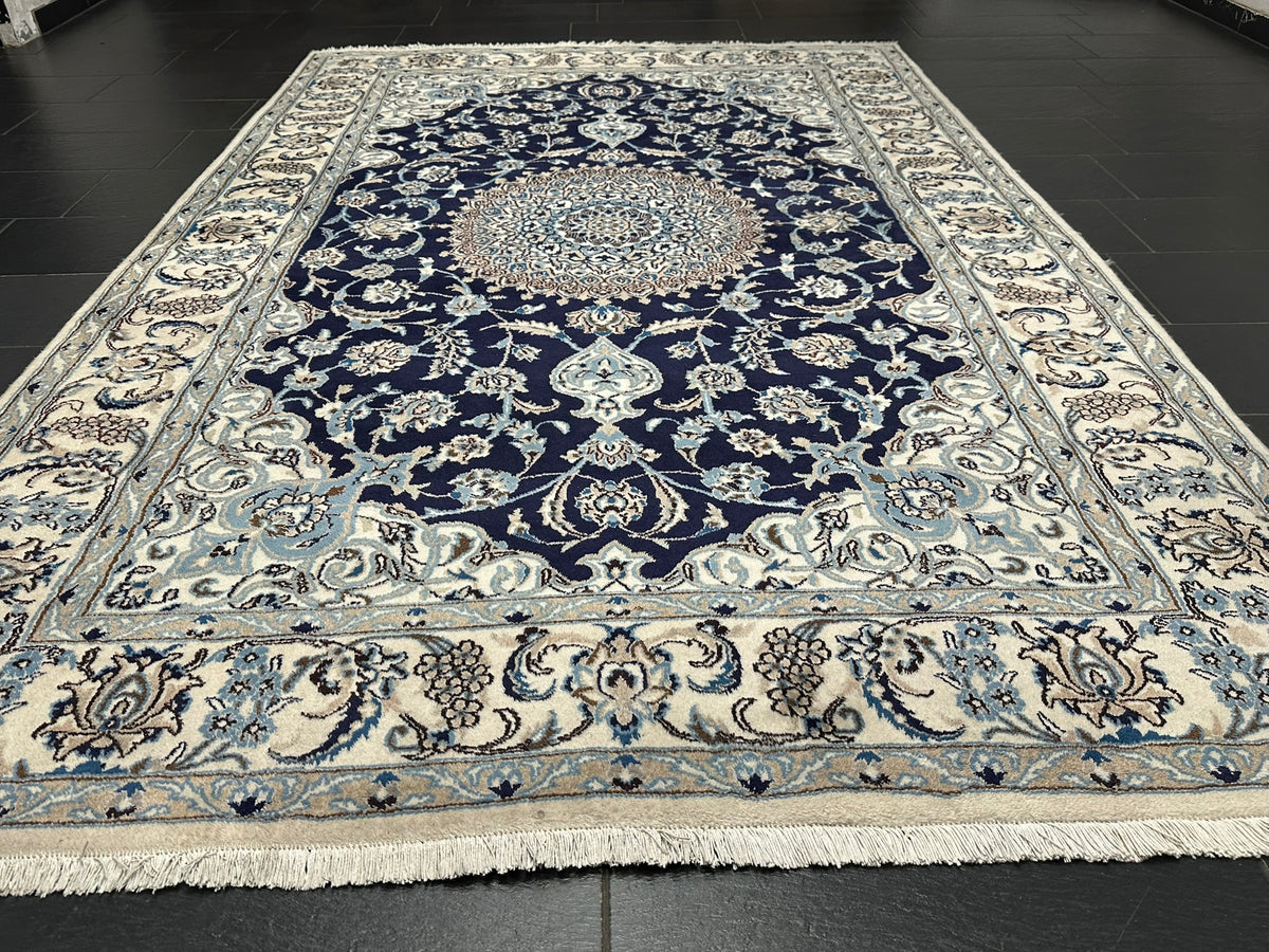 Orientteppich handgeknüpft Nain mit Seide 310x200 cm