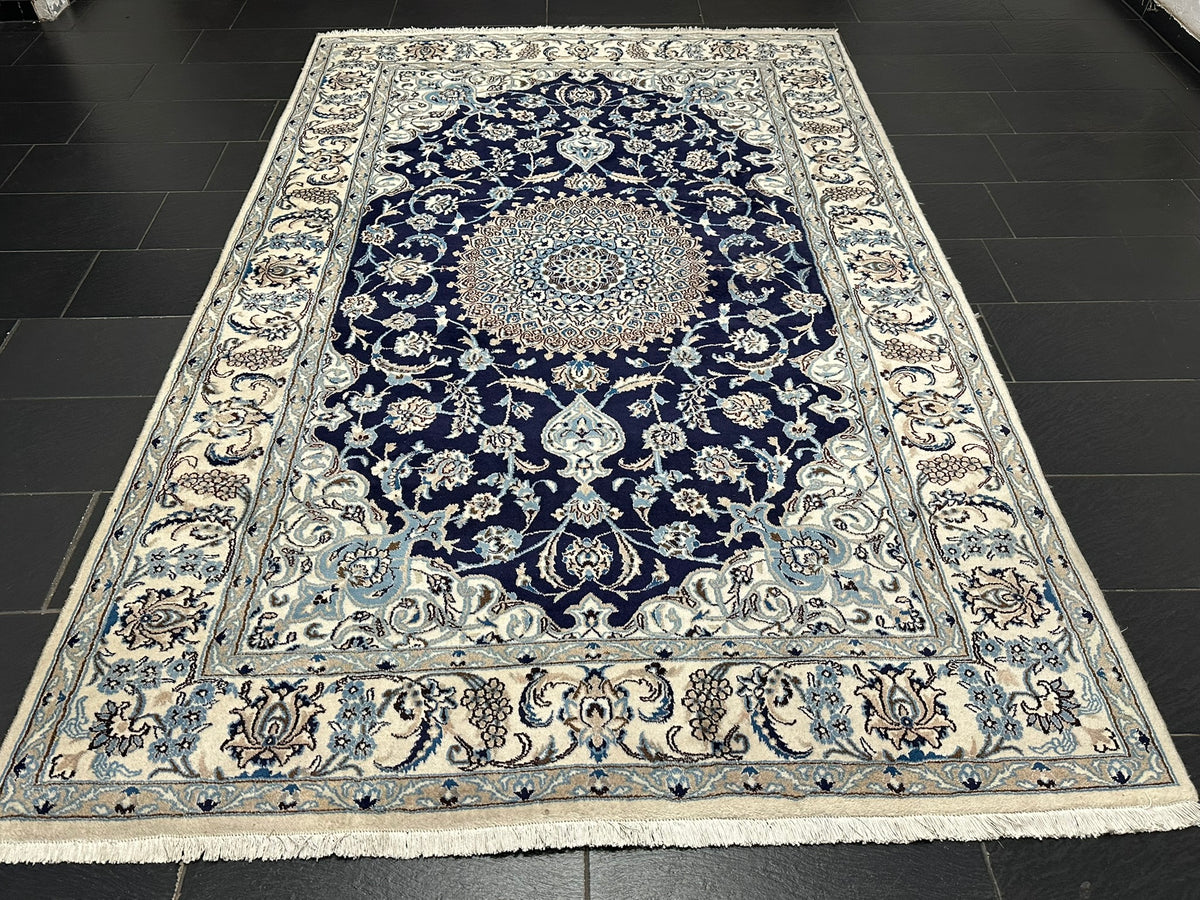 Orientteppich handgeknüpft Nain mit Seide 310x200 cm