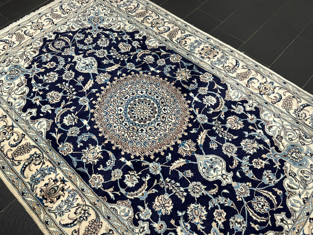 Orientteppich handgeknüpft Nain mit Seide 310x200 cm