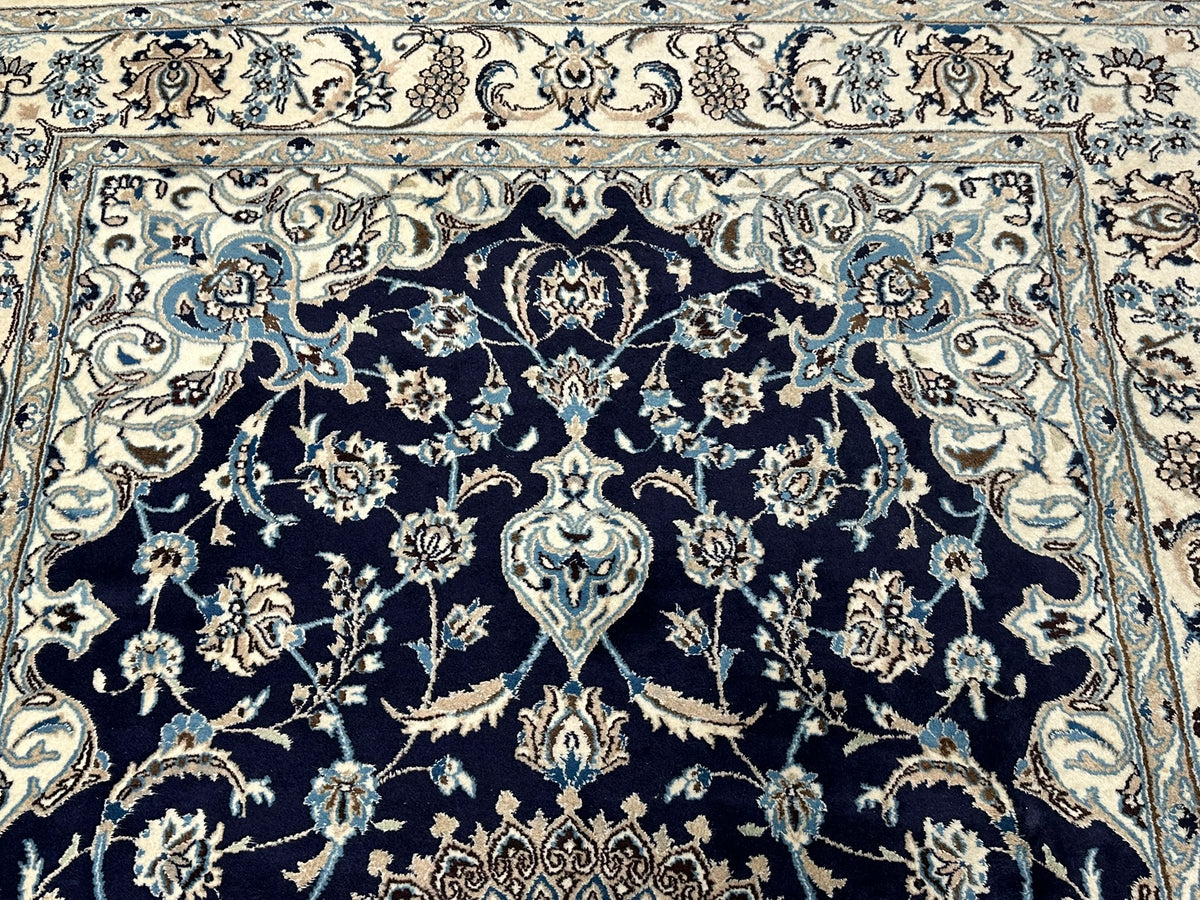 Orientteppich handgeknüpft Nain mit Seide 310x200 cm
