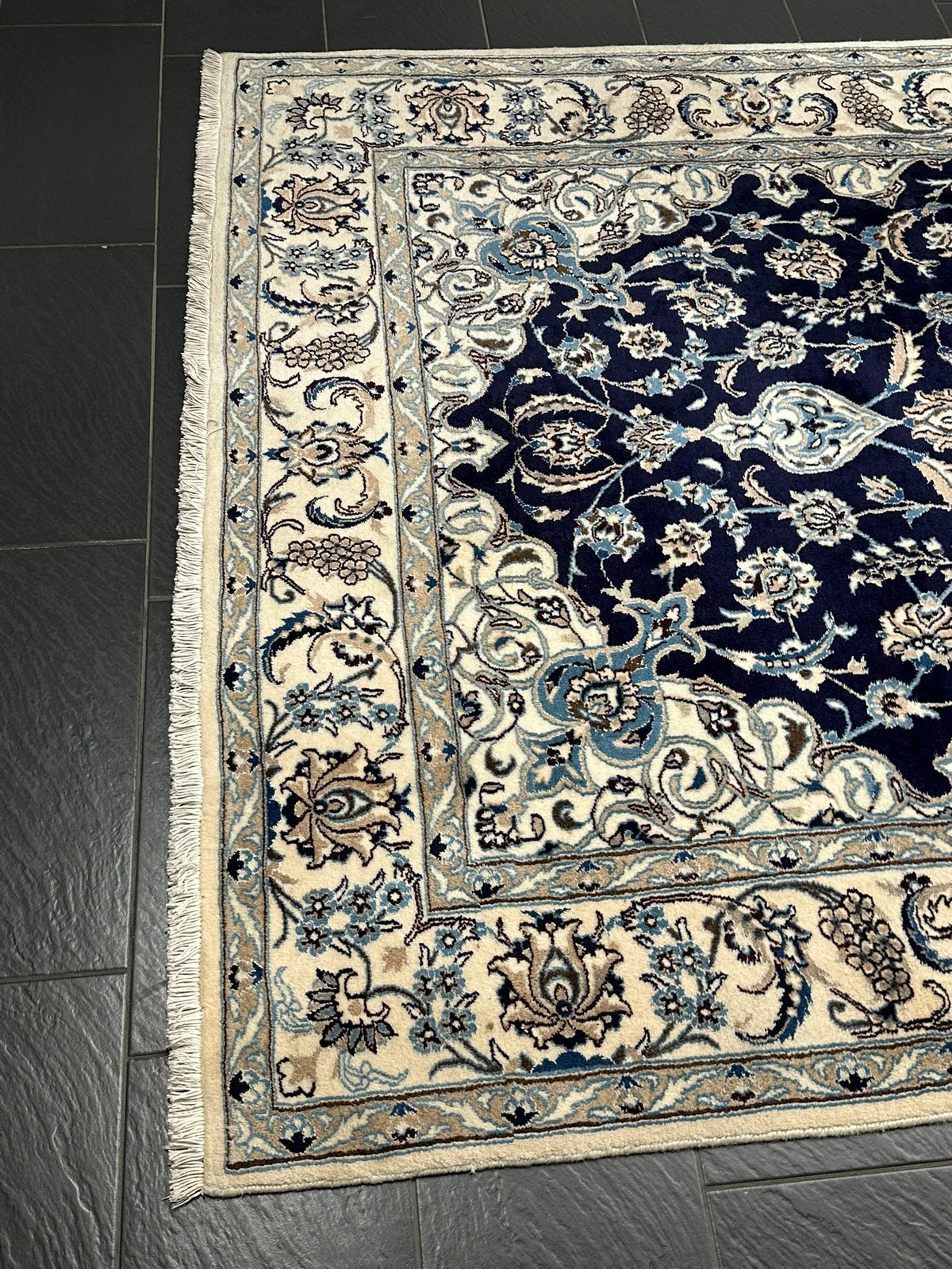 Orientteppich handgeknüpft Nain mit Seide 310x200 cm