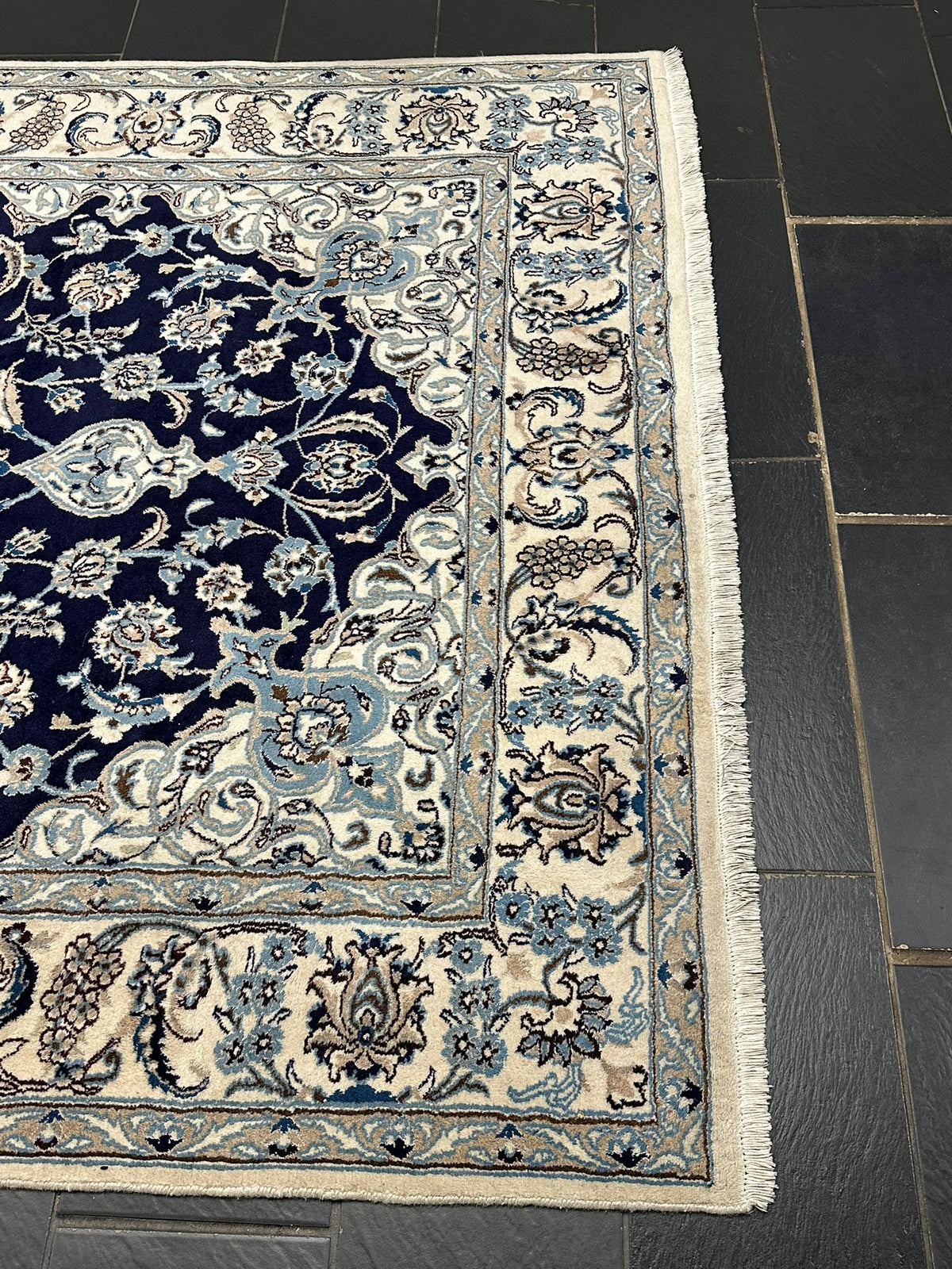 Orientteppich handgeknüpft Nain mit Seide 310x200 cm