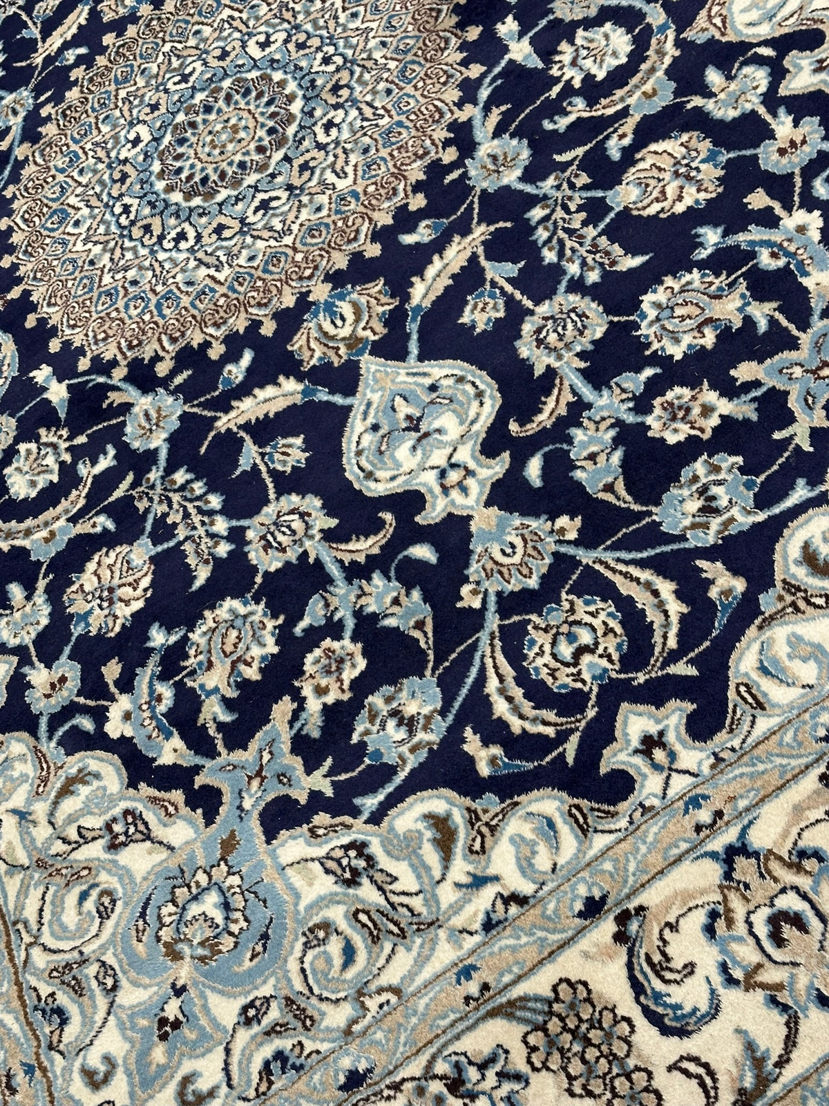 Orientteppich handgeknüpft Nain mit Seide 310x200 cm
