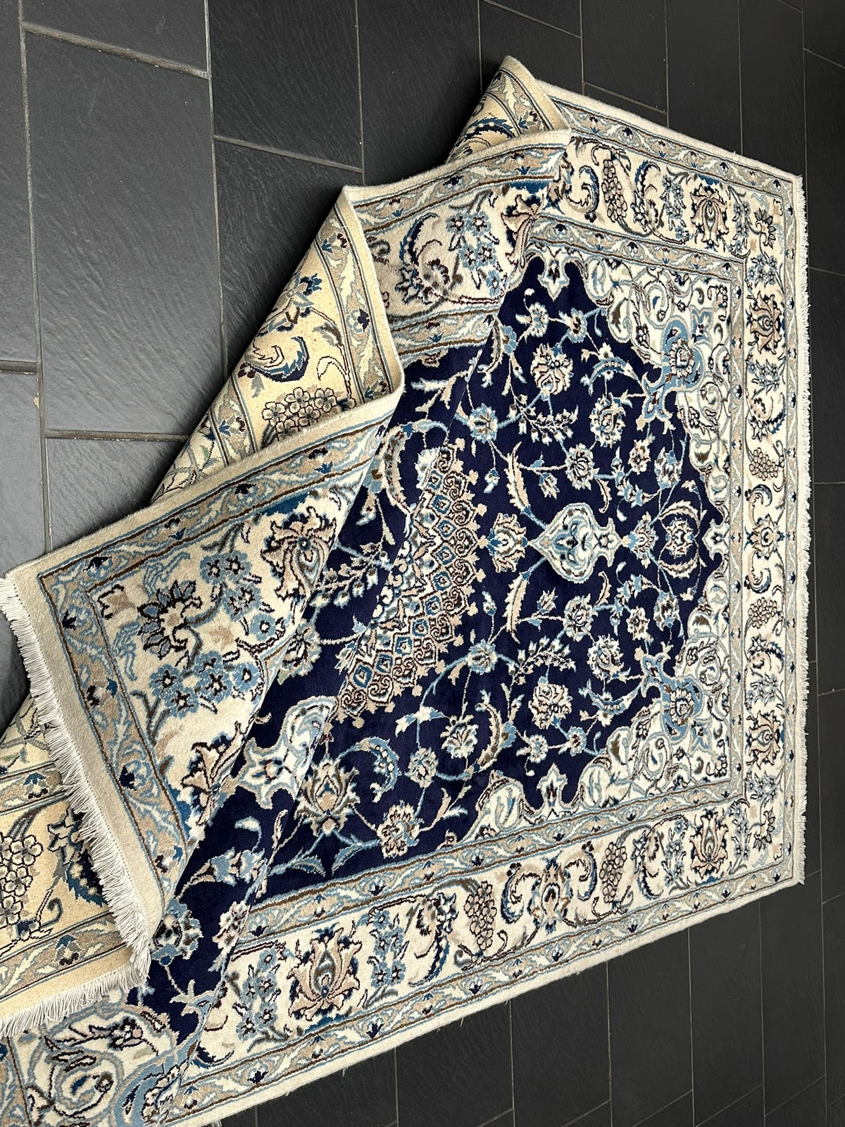 Orientteppich handgeknüpft Nain mit Seide 310x200 cm