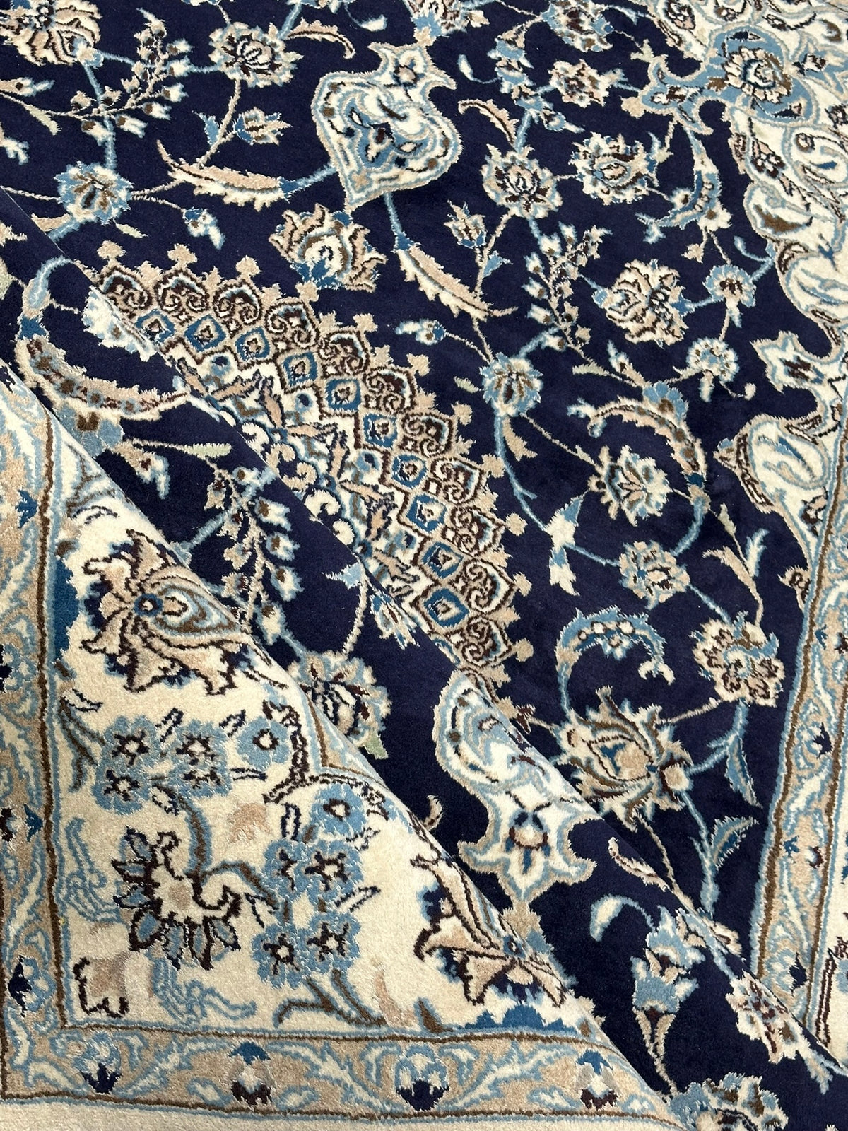 Orientteppich handgeknüpft Nain mit Seide 310x200 cm