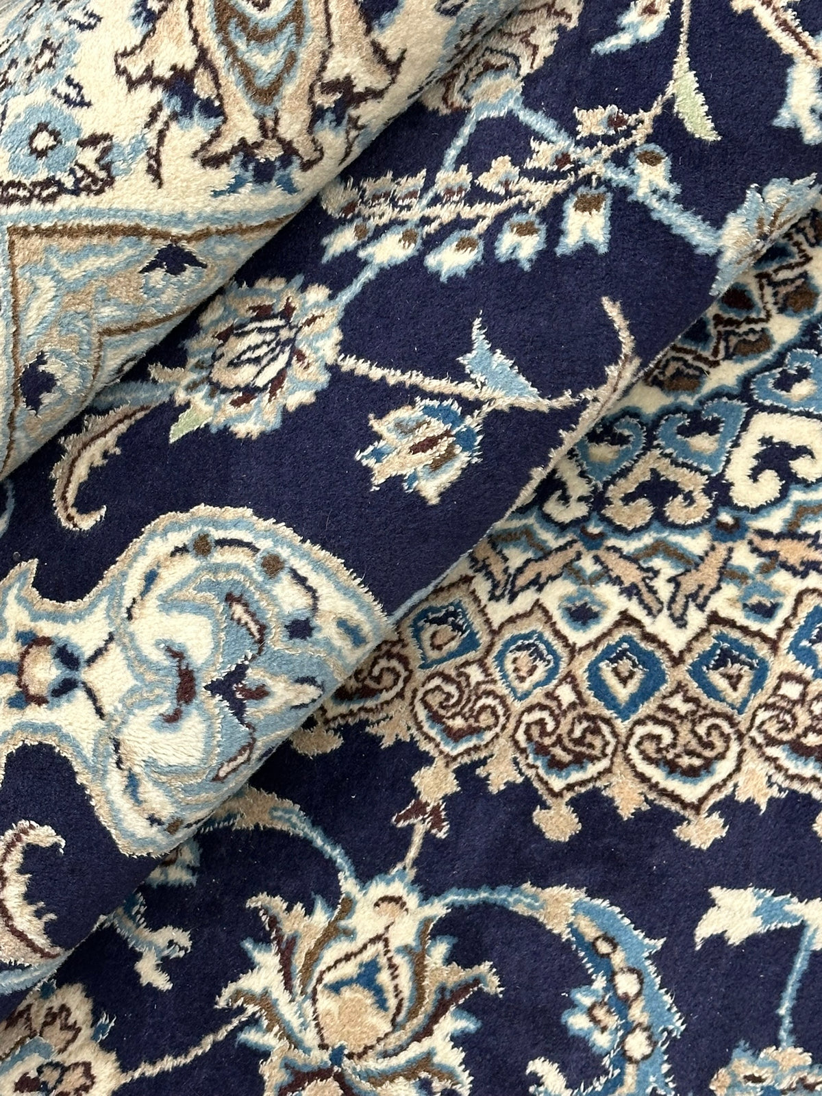 Orientteppich handgeknüpft Nain mit Seide 310x200 cm