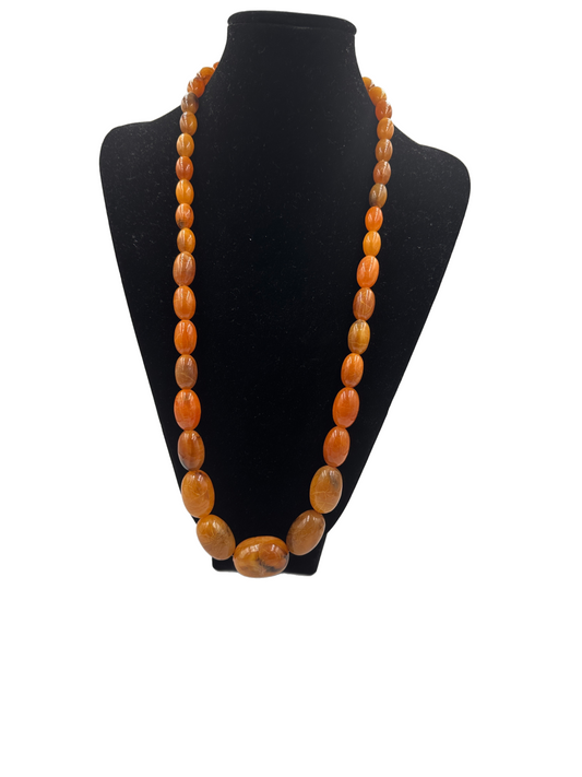 Bakelit-Halskette in Olivenform mit goldfarbenem Schraubverschluss
