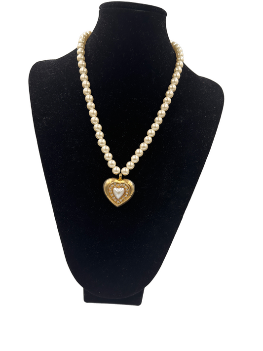 Perlenkette in Engelhornfarbe mit Herzanhänger goldenen Akzenten und Zirkonia Steine 
