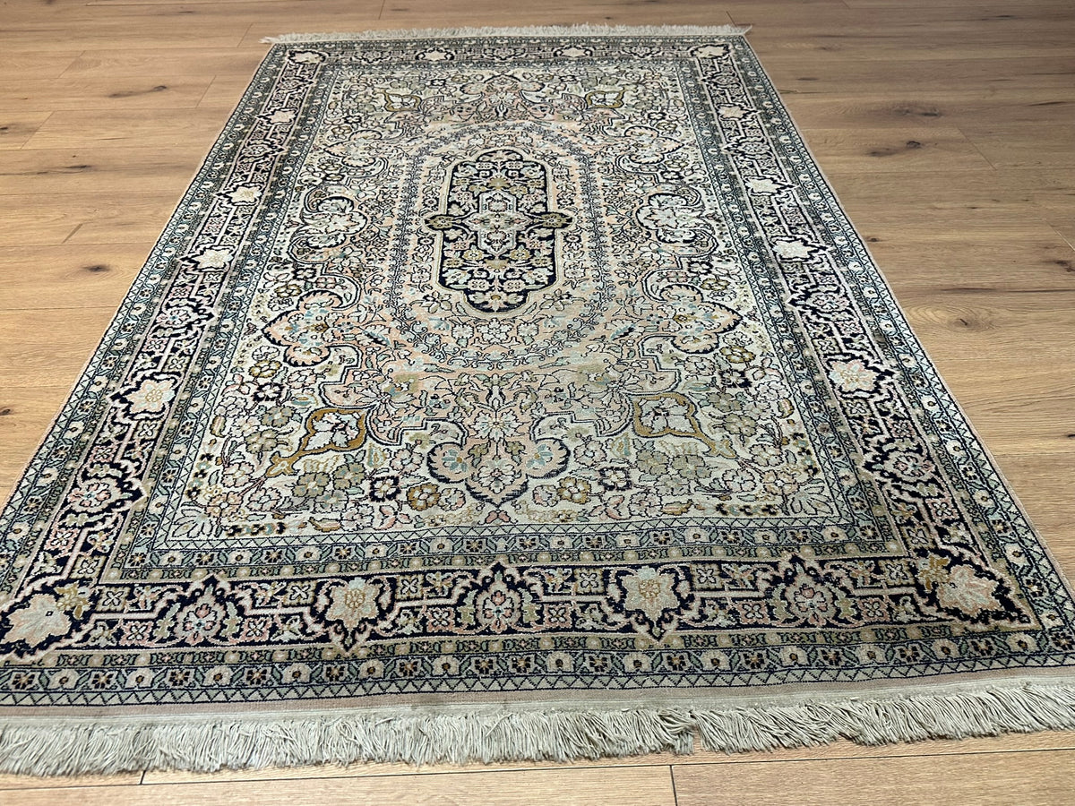 Orientteppich handgeknüpft Kaschmir Ghom Seide 190x122 cm