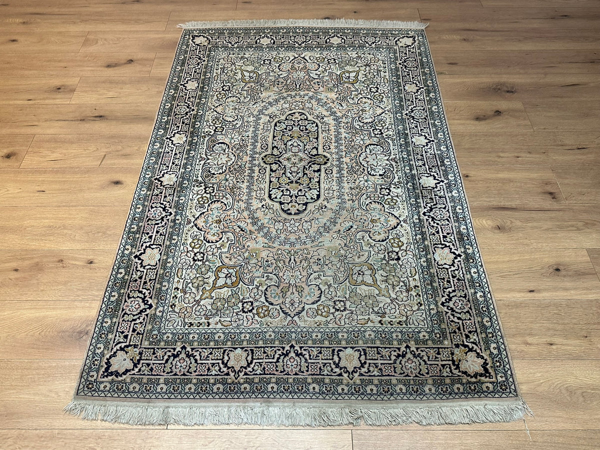 Orientteppich handgeknüpft Kaschmir Ghom Seide 190x122 cm