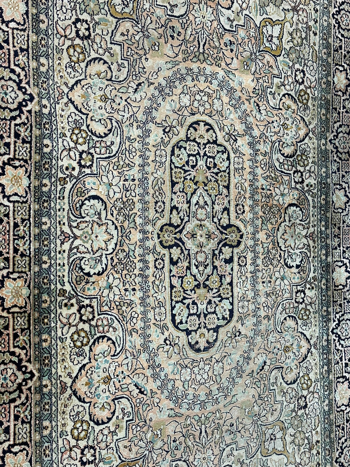 Orientteppich handgeknüpft Kaschmir Ghom Seide 190x122 cm