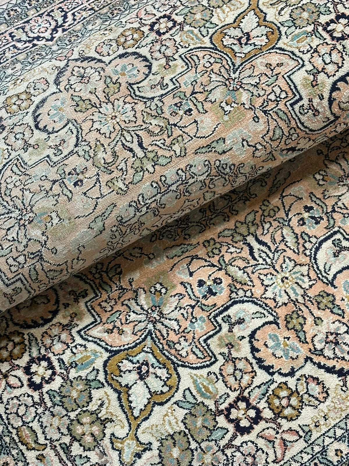 Orientteppich handgeknüpft Kaschmir Ghom Seide 190x122 cm