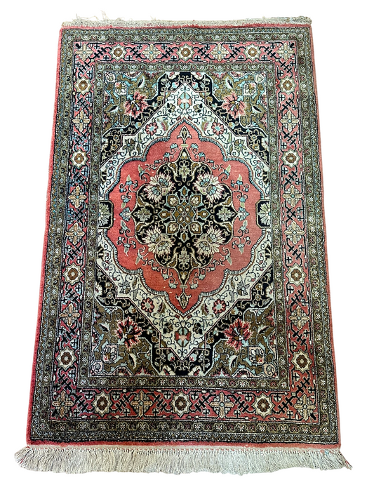 Orientteppich handgeknüpft Ghom Seide auf Seide 130x82 cm