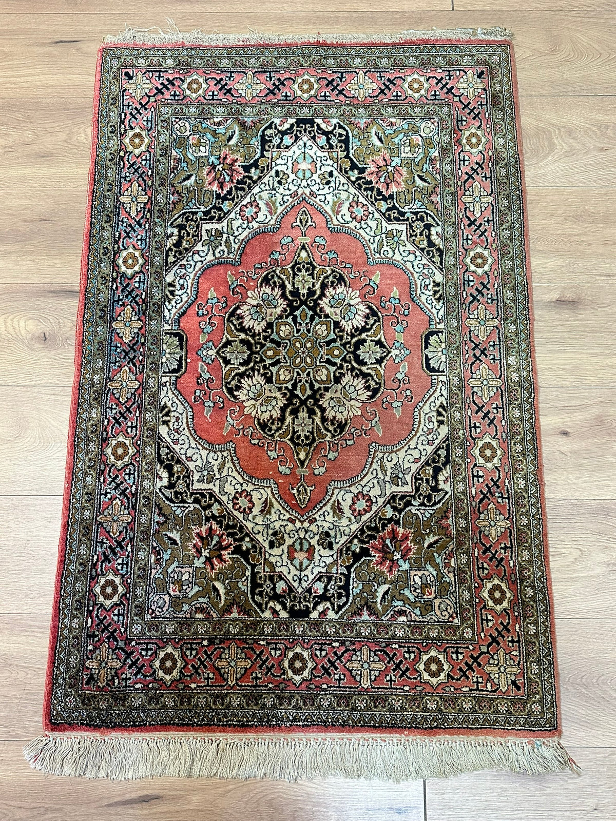 Orientteppich handgeknüpft Ghom Seide auf Seide 130x82 cm