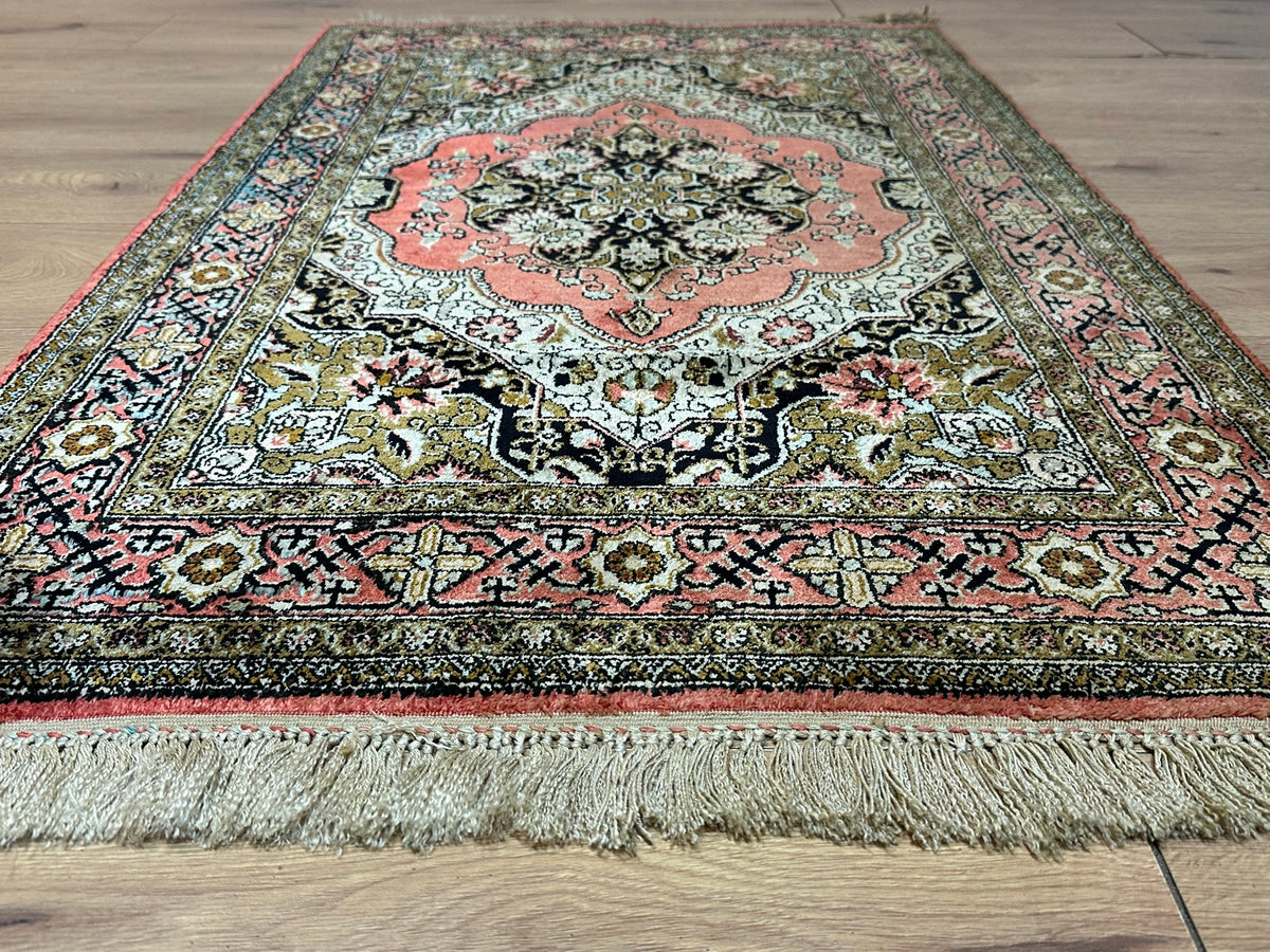 Orientteppich handgeknüpft Ghom Seide auf Seide 130x82 cm