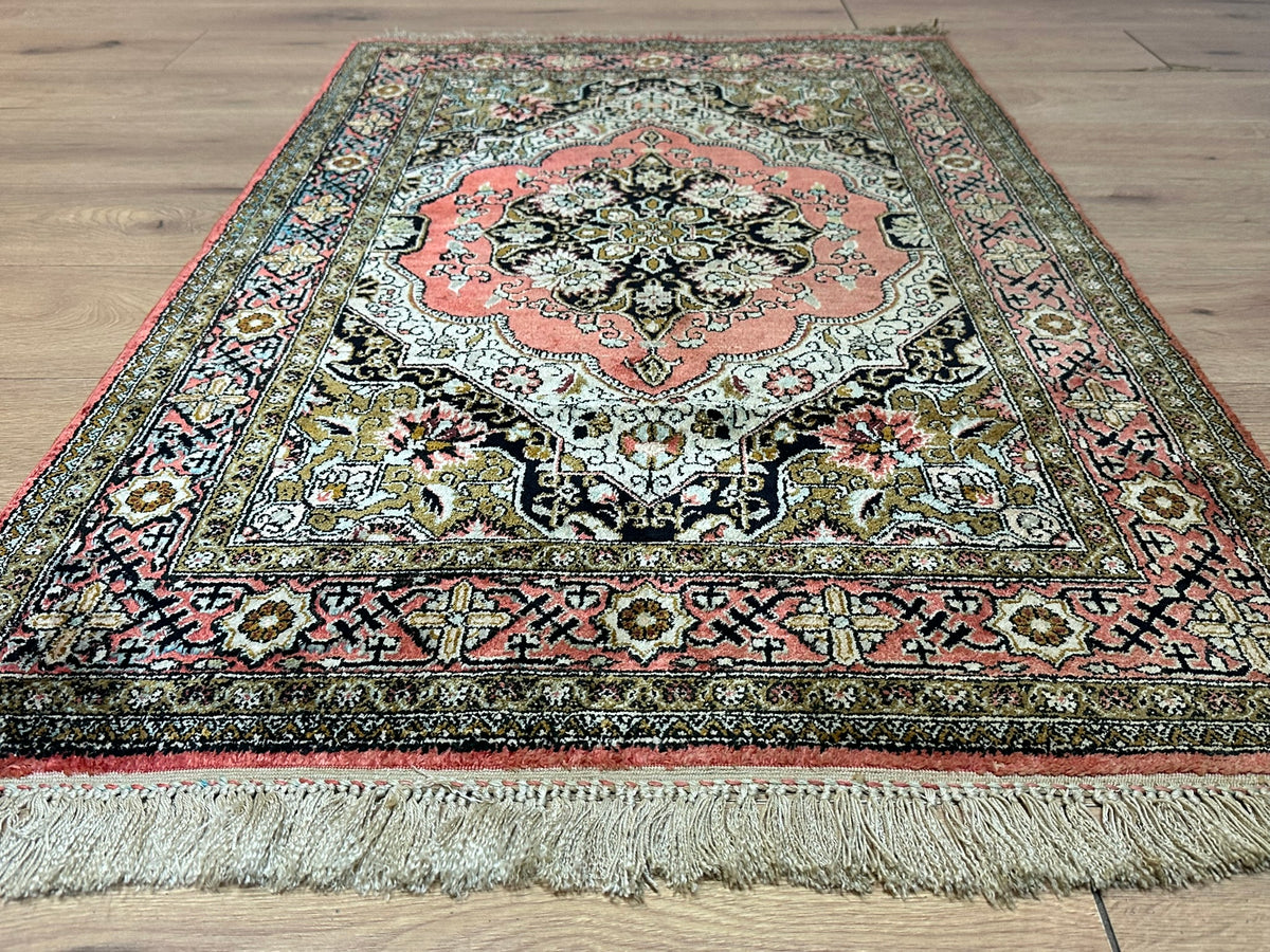 Orientteppich handgeknüpft Ghom Seide auf Seide 130x82 cm