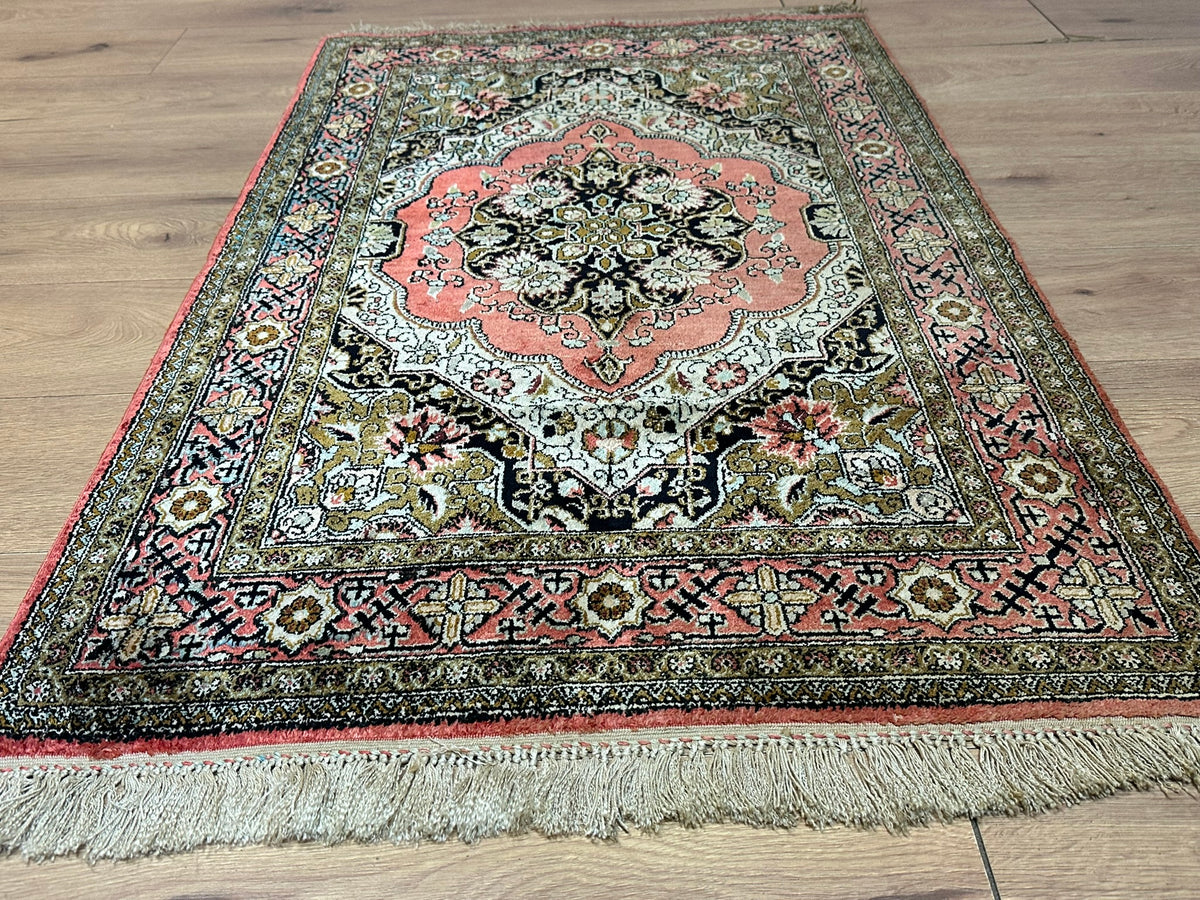 Orientteppich handgeknüpft Ghom Seide auf Seide 130x82 cm