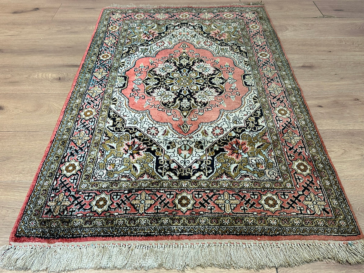 Orientteppich handgeknüpft Ghom Seide auf Seide 130x82 cm