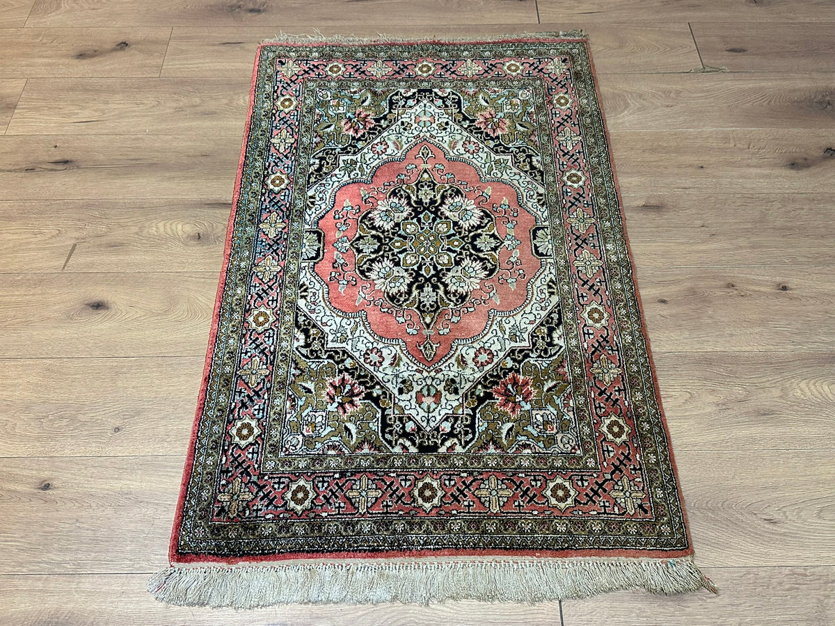 Orientteppich handgeknüpft Ghom Seide auf Seide 130x82 cm
