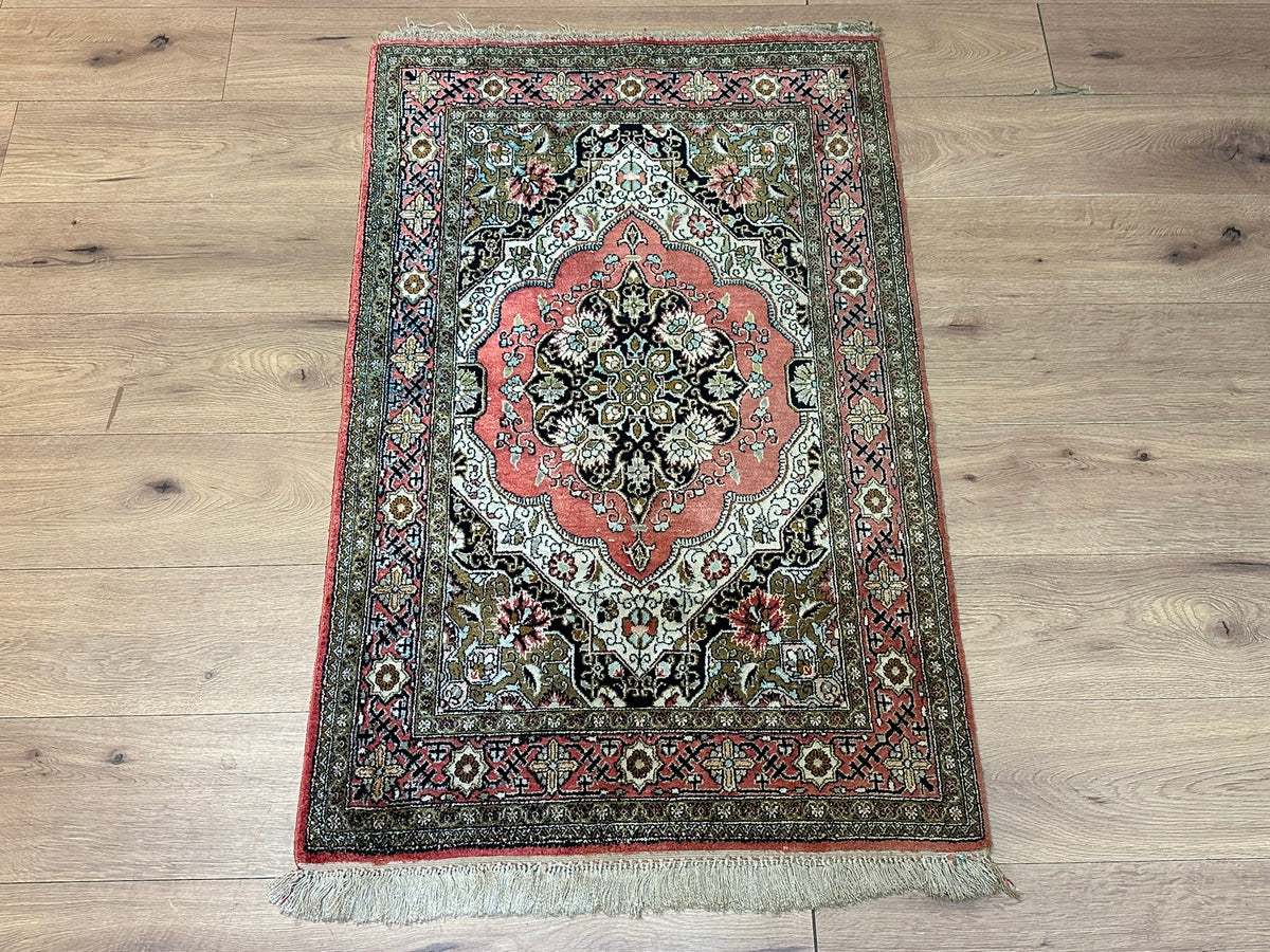 Orientteppich handgeknüpft Ghom Seide auf Seide 130x82 cm
