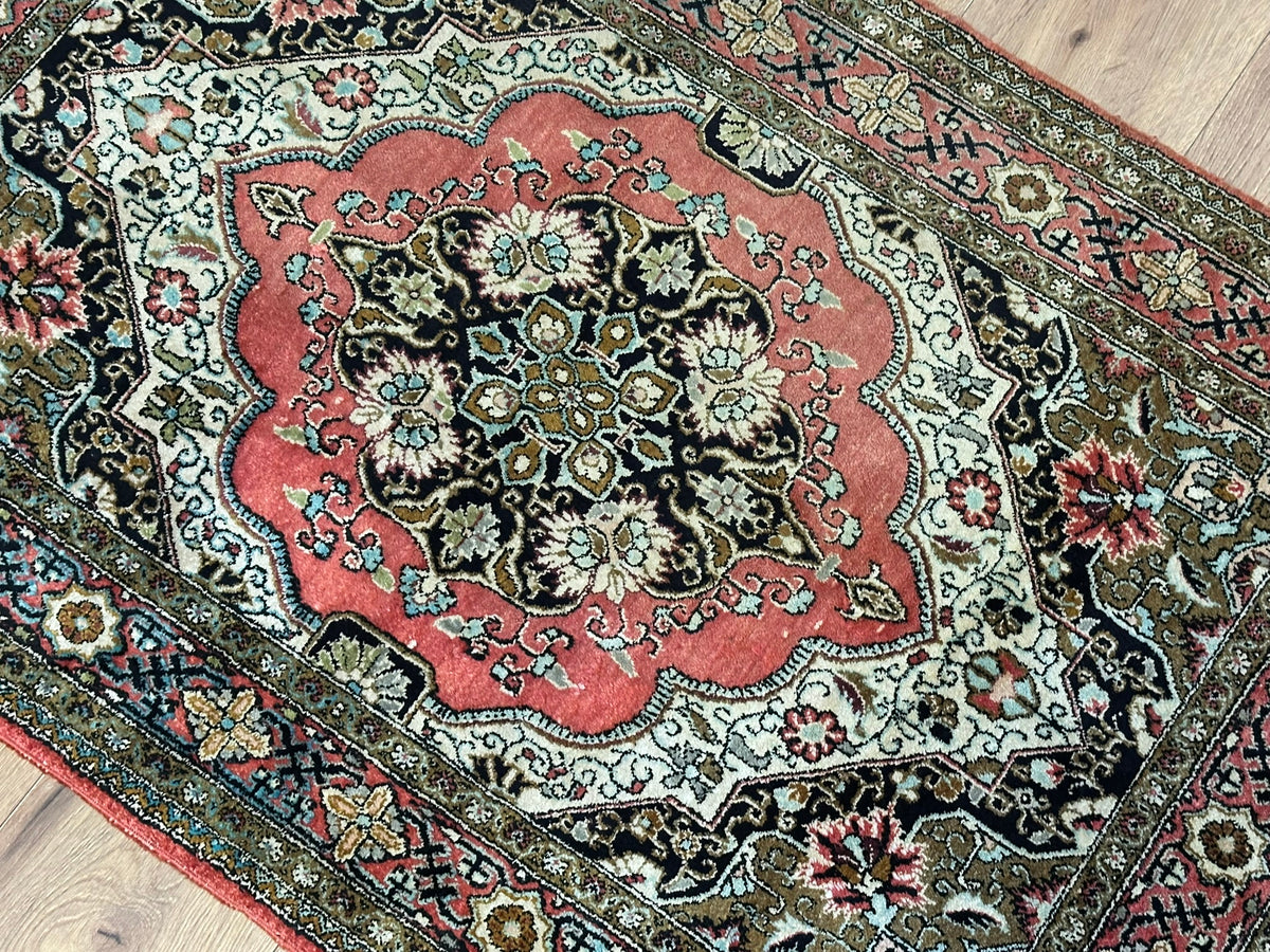 Orientteppich handgeknüpft Ghom Seide auf Seide 130x82 cm