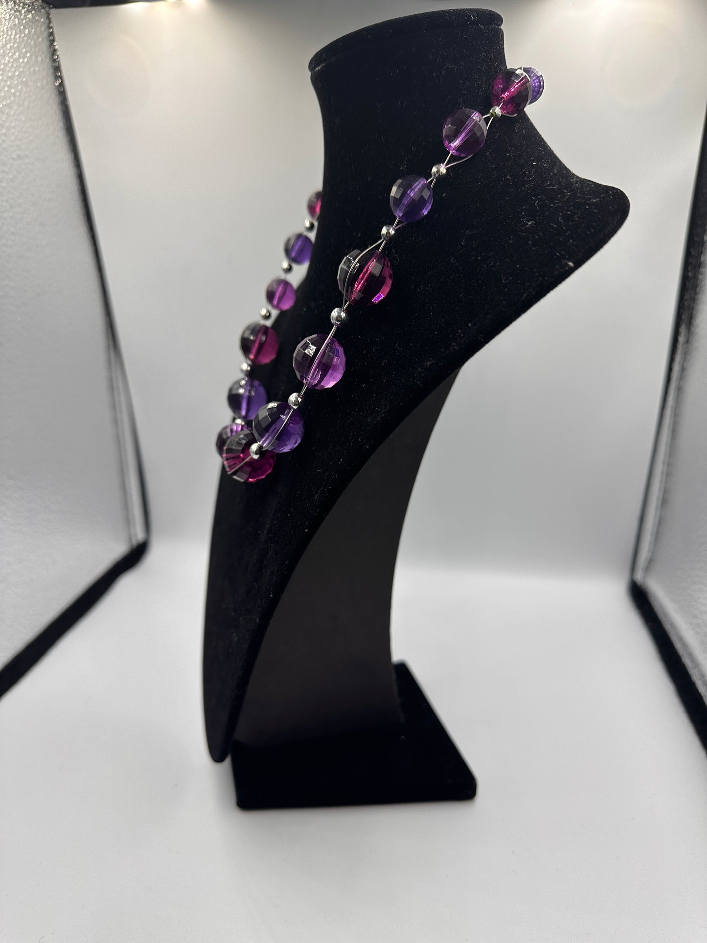 Perlenkette in Violett mit Silbernen Akzenten