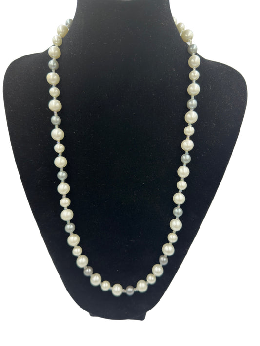 Lange Perlenkette in Weiß und Grau