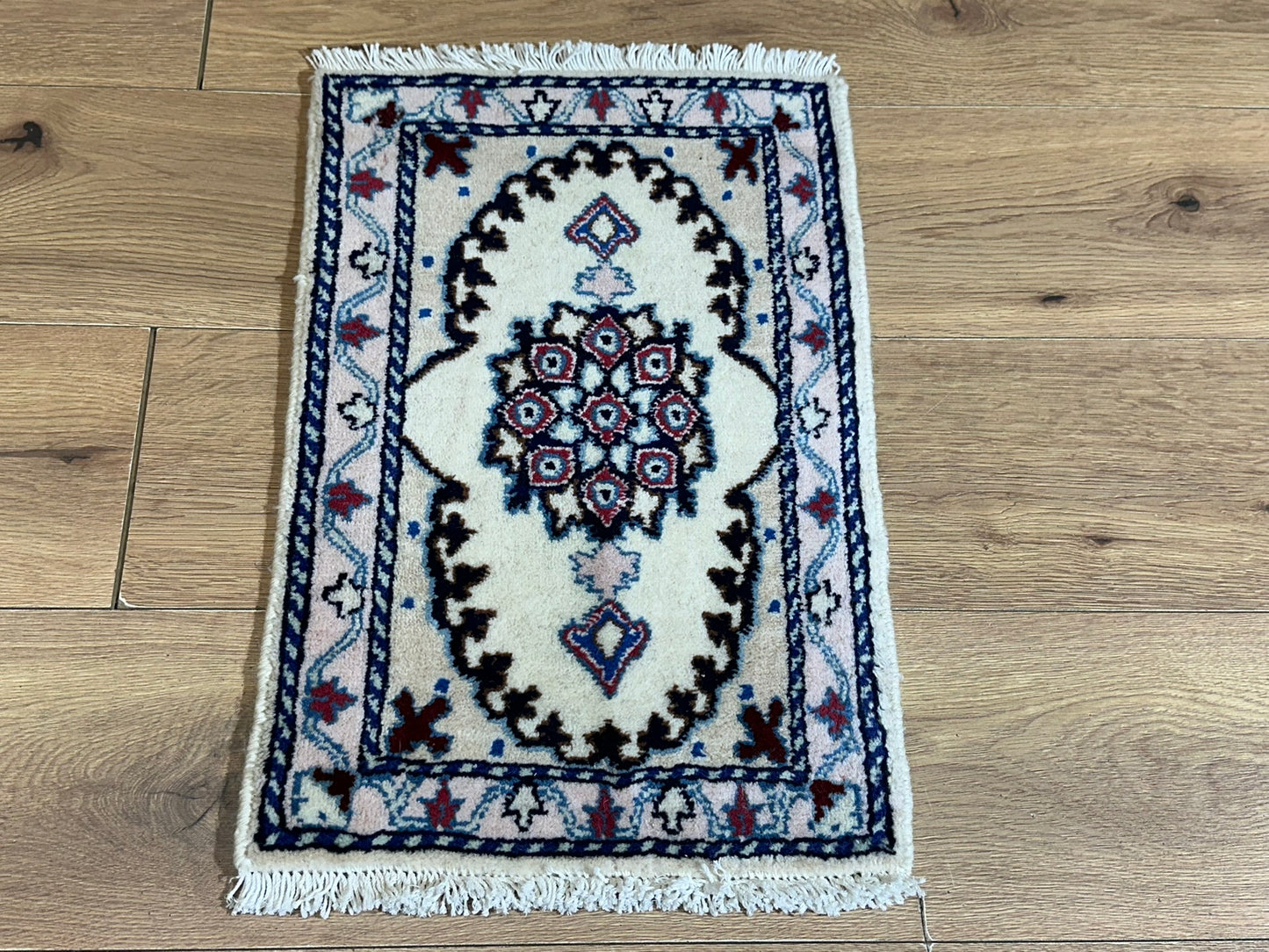 Orientteppich handgeknüpft Nain 58x38 cm