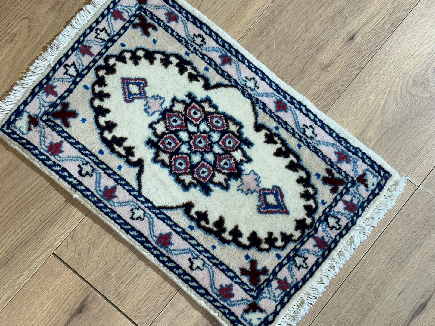 Orientteppich handgeknüpft Nain 58x38 cm
